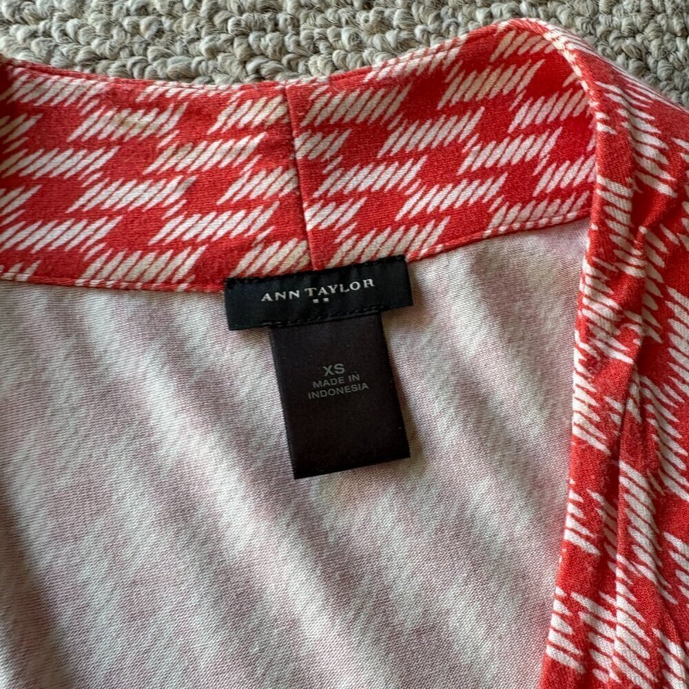 Ann Taylor XS Geometric Print Knotted Bust Top Office Siren Work - Picture 2 of 7